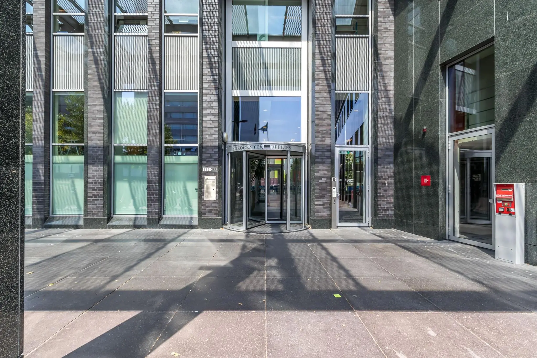 Ingang van het kantoorgebouw Eurocenter Offices aan de Barbara Strozzilaan.